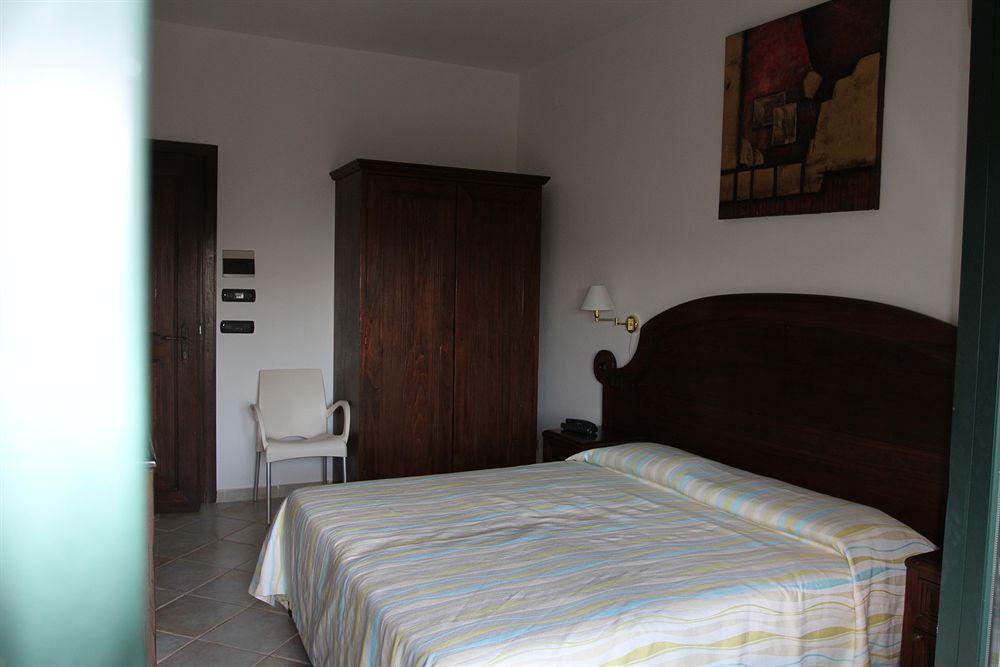 Hotel Mediterraneo ซานตามาเรีย นาวาร์เรเซ ภายนอก รูปภาพ